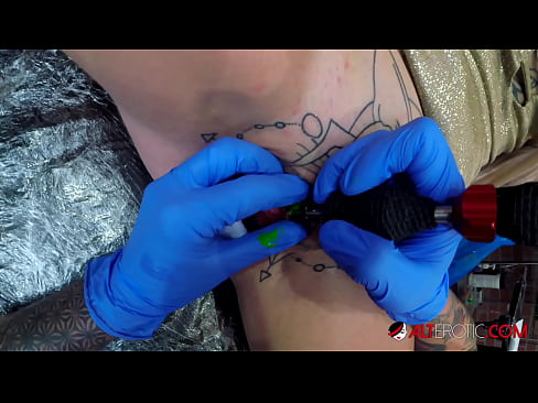 ❤️ Sully Savage oo aad u tattooed ayaa Kintirkeeda ku sawirtay tattoo Porno Guri ️❤